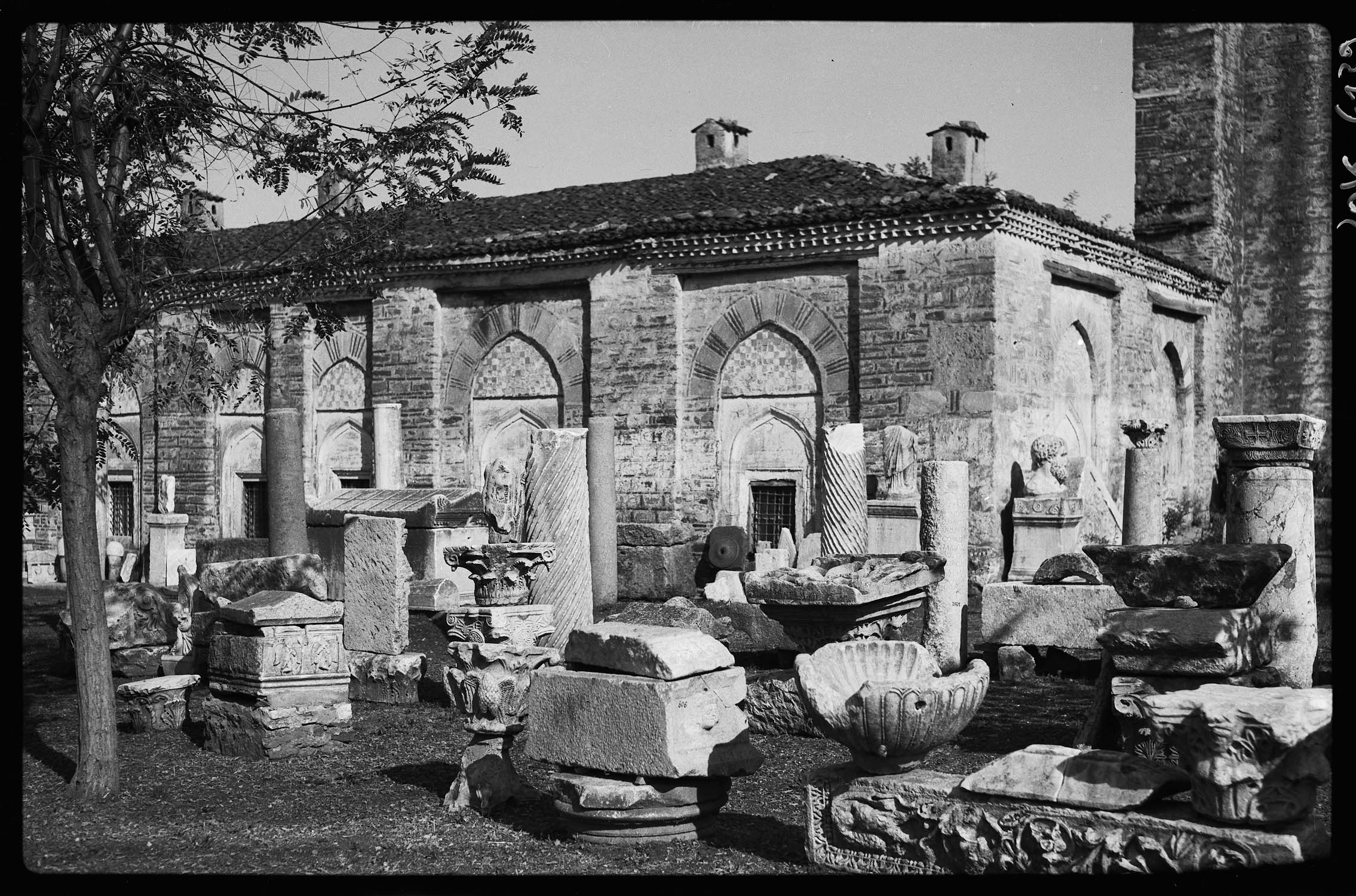 Sculptures antiques dans la cour intérieure